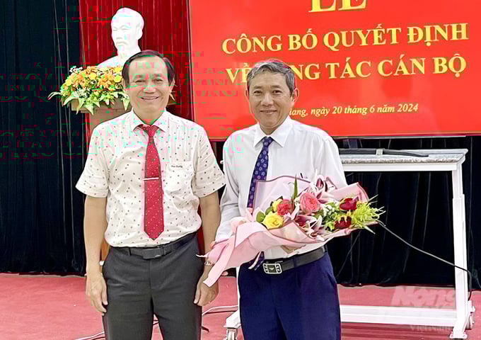 z5557490059821_d9a8ee88489220a0829b9a10cfdaf4ff-165438_168-165439.jpg Ông Hồ Thanh Bình (phải) được bổ nhiệm giữ chức Phó Giám đốc Sở NN-PTNT tỉnh An Giang. Ảnh: Lê Hoàng Vũ.