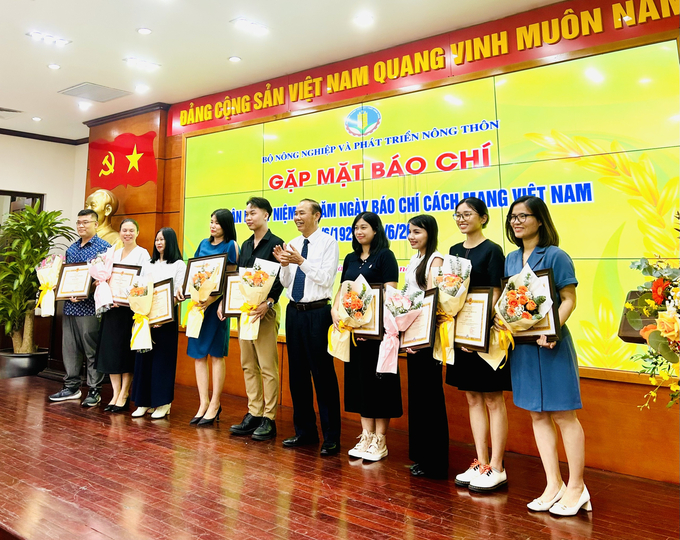Thứ trưởng Phùng Đức Tiến thừa ủy quyền của Bộ trưởng Bộ NN-PTNT trao bằng khen cho 5 tập thể và 13 cá nhân có thành tích xuất sắc trong công tác thông tin, truyền thông lĩnh vực NN-PTNT. 