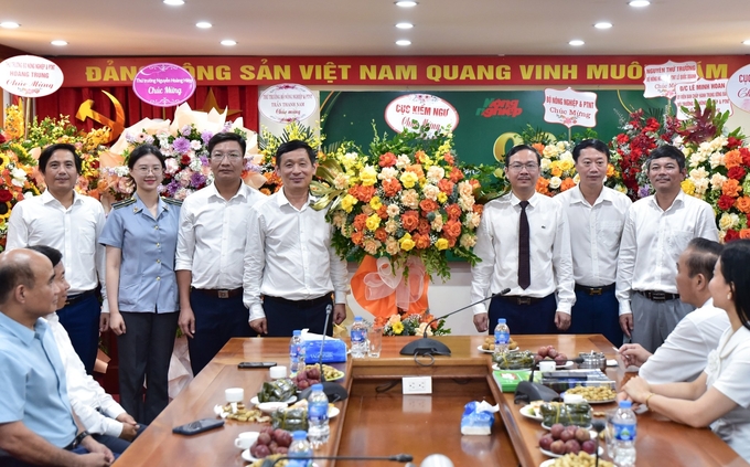 nnvn-day-nhanh-tien-manh-tranh-luc-can-thi-khong-co-luc-co-thi-khong-can-095547_779.jpg Cũng trong sáng 21/6, các đơn vị như Cục Kiểm ngư, Cục Thủy sản... đã tặng hoa, chúc mừng Báo Nông nghiệp Việt Nam. Ảnh: Tùng Đinh.