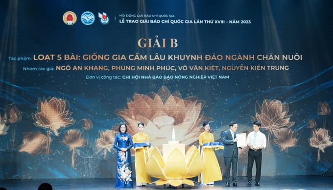 dsc00061-2-234338_745.jpg Tác giả Ngô An Khang (áo trắng) đại diện nhóm tác giả loạt bài điều tra 'Giống gia cầm lậu khuynh đảo ngành chăn nuôi', nhận Giải B giải Báo chí Quốc gia 2023. Ảnh: Đức Minh.
