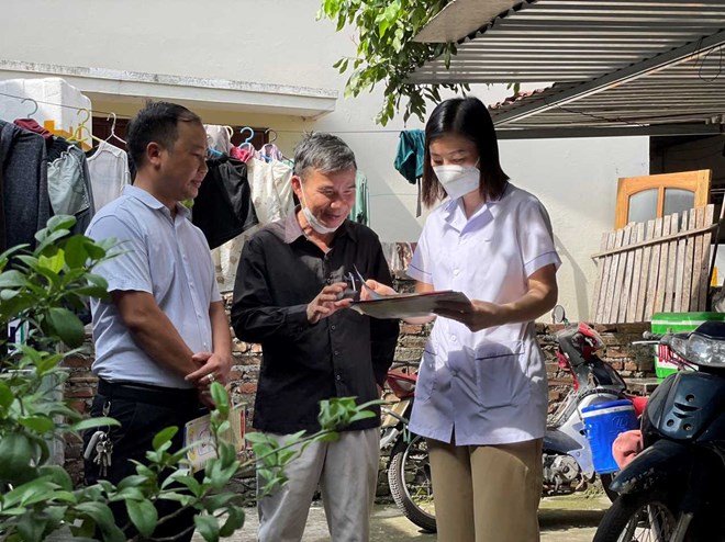 Cán bộ y tế ở Hải Phòng tuyên truyền cho người dân phòng chống sốt xuất huyết. Ảnh: Hoàng Khôi.