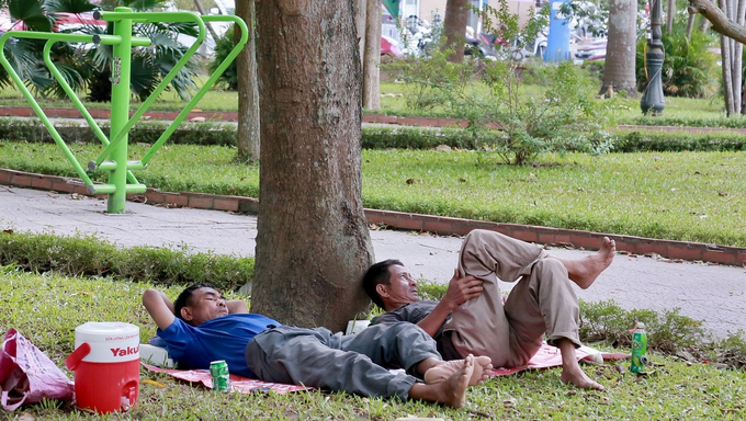 z5563187017756_e7fb2f56de4aa0dbf8ef6a89576f1a71-154933_719.jpg Ông Hóa cùng đồng nghiệp thường lựa chọn công viên làm điểm nghỉ trưa. Ảnh: Ngọc Linh.