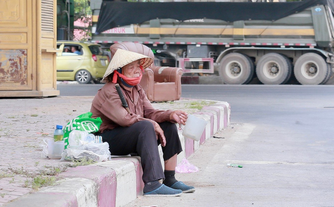 z5563187017757_e7fff03330e3199b53c28c3e8be04f69-154933_37.jpg Ai nấy đều uể oải, nhọc nhằn giữa 'biển lửa'. Ảnh: Ngọc Linh.