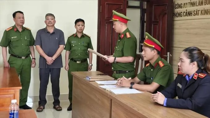 1-213403_24.jpg Cơ quan CSĐT đọc lệnh bắt ông Cà Đức Hom (51 tuổi), Chủ tịch UBND xã Nam Hà, huyện Lâm Hà (nguyên Chủ tịch UBND xã Phi Tô, huyện Lâm Hà). Ảnh: NX.