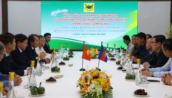 Ban lãnh đạo Công ty Cổ phần Phân bón Bình Điền tiếp Đoàn lãnh đạo Bộ Nông Lâm Ngư nghiệp Vương quốc Campuchia và tỉnh Tà Keo.