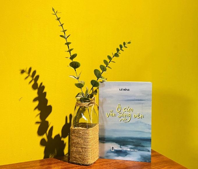 Tập thơ 'Ô cửa vẫn sáng đèn'.