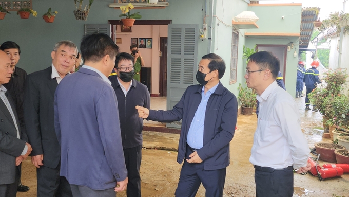 z5569053955705_3f4261b21f23f6a6e22909eab3b72651-161244_392.jpg Lãnh đạo tỉnh Lâm Đồng và TP Đà Lạt đến hiện trường chỉ đạo công tác cứu hộ, khám nghiệm; chỉ đạo các hoạt động điều tra và thăm hỏi động viên gia đình nạn nhân. Ảnh: QS.