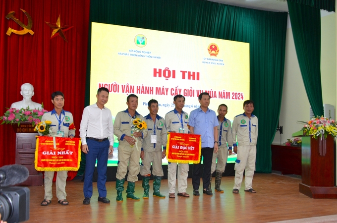 dsc_9121-165032_771.jpg Ông Nguyễn Xuân Đại - Giám đốc Sở Nông nghiệp và PTNT Hà Nội - trao giải Nhất và Đặc biệt. Ảnh: Dương Đình Tường.