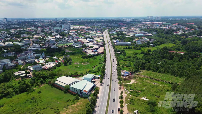 z5575479188733_e0d52fbd3b21a02ca57f990ca1ace816-132112_960-132112.jpg Đường Mỹ Phước - Tân Vạn (dài trên 50 km) kết nối Bình Dương với TP.HCM và Đồng Nai cũng sẽ dự kiến xây dựng các hầm chui ở ngã tư có lưu lượng phương tiện qua lại đông đúc. Ảnh: Trần Phi.