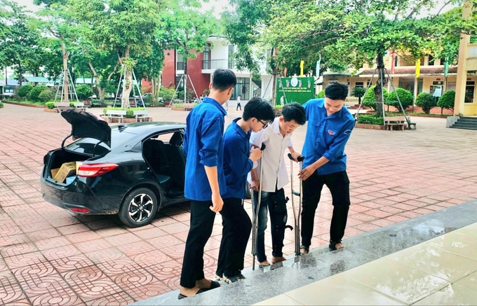20240627_105025-105535_468.jpg Tình nguyện viên hỗ trợ nam sinh bị tai nạn đến phòng thi đúng giờ.