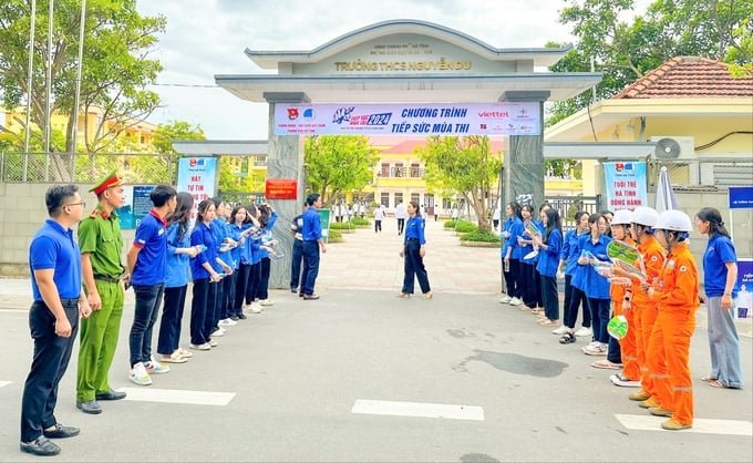 20240627_105946-110011_683.jpg Các lực lượng hỗ trợ đảm bảo điều kiện tốt nhất cho các sĩ tử tham gia kỳ thi.