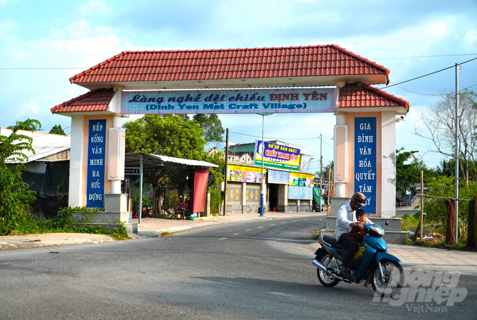 Xã Định Yên chú trọng nâng cấp các tuyến đường giao thông nông thôn tạo thuận lợi cho việc đi lại và vận chuyển hàng hóa của người dân. Ảnh: Kim Anh.