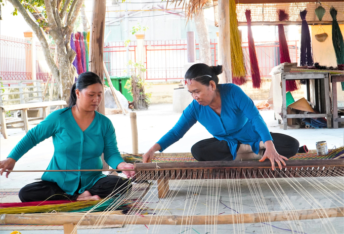Trong chương trình xây dựng nông thôn mới, xã Định Yên sẽ triển khai nhiều chính sách hỗ trợ, thúc đẩy sự phát triển của làng chiếu Định Yên. Ảnh: Kim Anh.