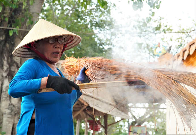 Người thợ phải trải qua rất nhiều công đoạn chuẩn bị nguyên liệu một cách tỉ mỉ để dệt nên đôi chiếu bền, đẹp. Ảnh: Kim Anh.
