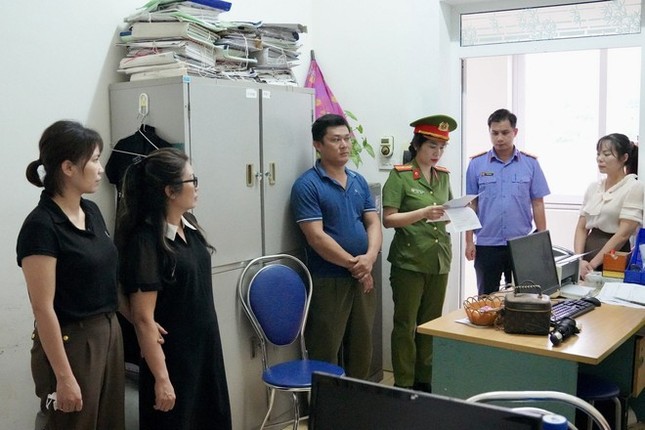 hoa-binh-jpg-160347_381.jpg 6 bị can bị khởi tố do thu lợi bất chính từ các lớp đào tạo nghề cho lao động nông thôn thuộc đồng bào dân tộc thiểu số và hộ nghèo. Ảnh: CAHB.