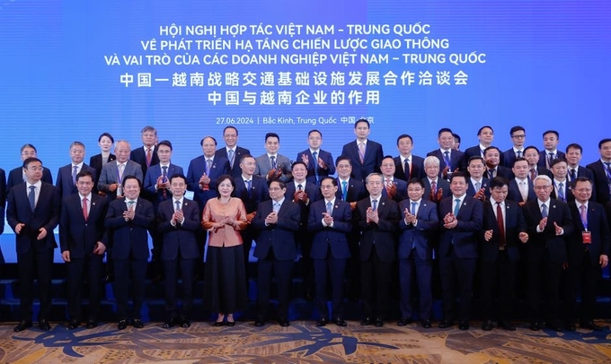 img6086-1719461910760954864169-140218_614.jpg Thủ tướng chụp ảnh lưu niệm với các đại biểu dự hội nghị. Ảnh: VGP.