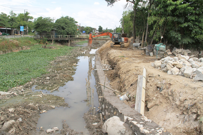 imgl8290-163602_411-163604.jpg Trên công trường dự án chỉ lác đác vài công nhân cùng phương tiện máy móc. Ảnh: Công Điền.