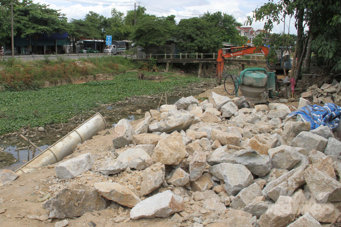 imgl8293-163936_253-163944.jpg Vật liệu ngổn ngang tại công trường thi công dù thời gian hoàn thành không còn nhiều. Ảnh: Công Điền.