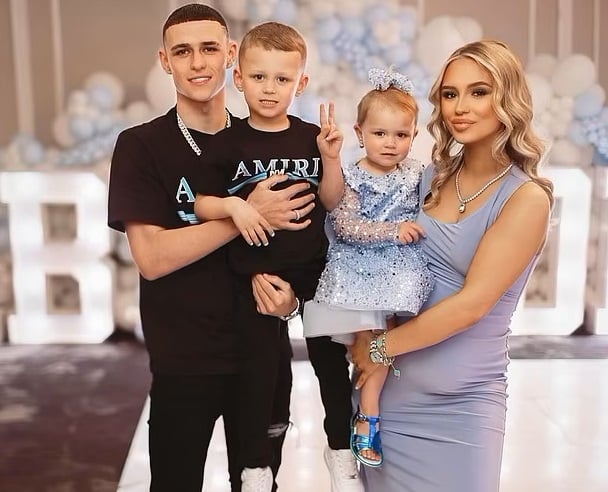 phil-1-104354_803.jpg Tuyển thủ Phil Foden được về nhà chăm bạn gái sinh em bé thứ 3.