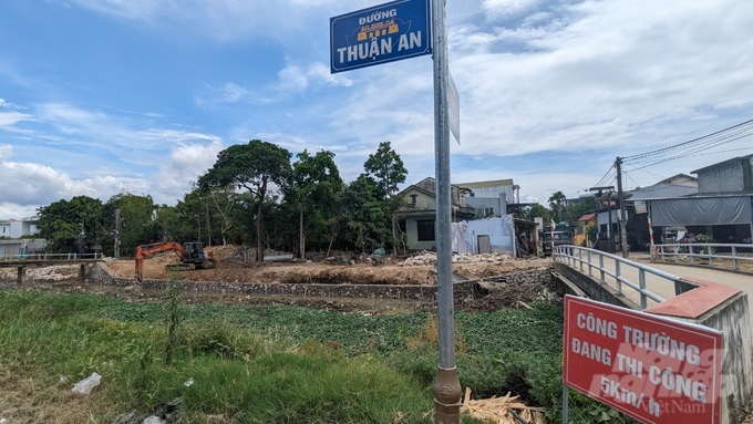 z5572824296527_91cdee536900829b08445653b93fd79f-163708_192-163708.jpg Nhiều vị trí tại tuyến kè sông Phổ Lợi chưa giải phóng mặt bằng. Ảnh: Công Điền.