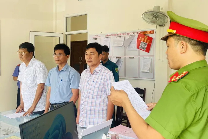 1-130635_922.jpg Các bị can bị bắt tạm giam vì hành vi làm giả tài liệu của cơ quan, tổ chức. Ảnh: CA.