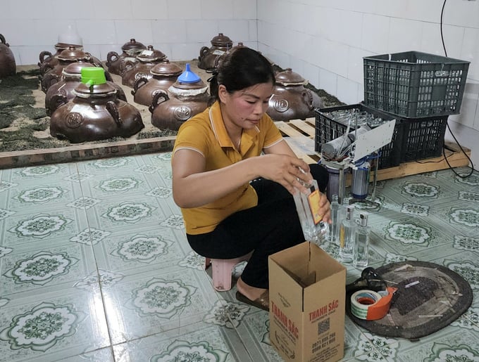 bi-thu-xa-dau-tu-cong-nghe-nang-tam-dac-san-nep-cai-hoa-vang-175052_187.jpg Cơ quan chức năng đang hướng dẫn hộ gia đình ông Sắc hoàn thiện thủ tục để đánh giá, xếp hạng sản phẩm OCOP. Ảnh: Đinh Mười.