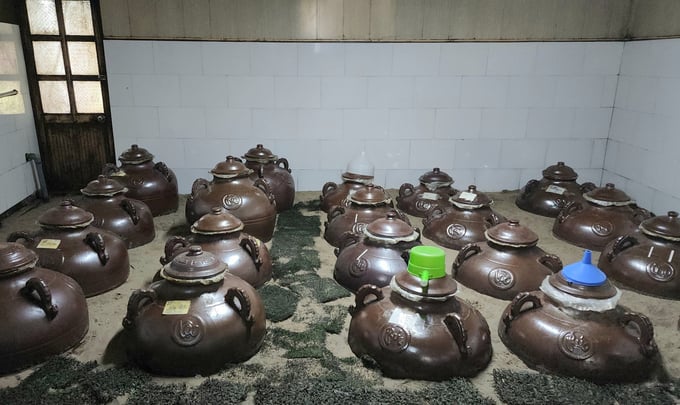 bi-thu-xa-dau-tu-cong-nghe-nang-tam-dac-san-nep-cai-hoa-vang-175052_783.jpg Rượu được hạ thổ trong chum sành dài ngày trước khi bán cho người tiêu dùng. Ảnh: Đinh Mười.
