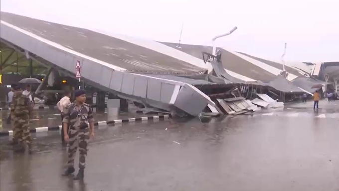 delhi-airport-roof-collapse-283330398-16x9_0-141432_252.jpg Hiện trường vụ sập mái tại sân bay quốc tế Indira Gandhi ở thủ đô New Delhi, Ấn Độ, ngày 28/6. Ảnh: ANI.