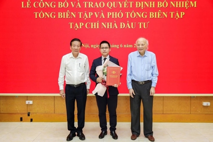 nha-bao-pham-duc-son-duoc-bo-nhiem-lam-tong-bien-tap-tap-chi-nha-dau-tu-150336_791.jpg Lãnh đạo Hiệp hội VAFIE trao quyết định bổ nhiệm ông Võ Tá Quỳnh giữ chức vụ Phó Tổng biên tập Tạp chí Nhà đầu tư.