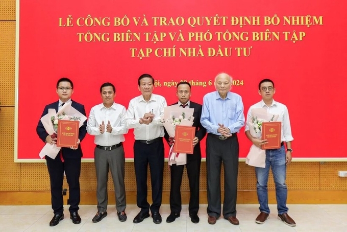nha-bao-pham-duc-son-duoc-bo-nhiem-lam-tong-bien-tap-tap-chi-nha-dau-tu-150337_176.jpg Ban Biên tập Tạp chí Nhà đầu tư nhiệm kỳ mới chụp ảnh lưu niệm cùng GS.TSKH Nguyễn Mại và TS. Nguyễn Anh Tuấn.