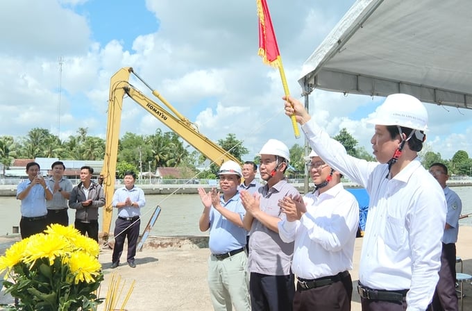 Ông Nguyễn Thành Diệu, Phó Chủ tịch UBND tỉnh Tiền Giang phát lệnh khởi công. Ảnh: Kim Nữ.
