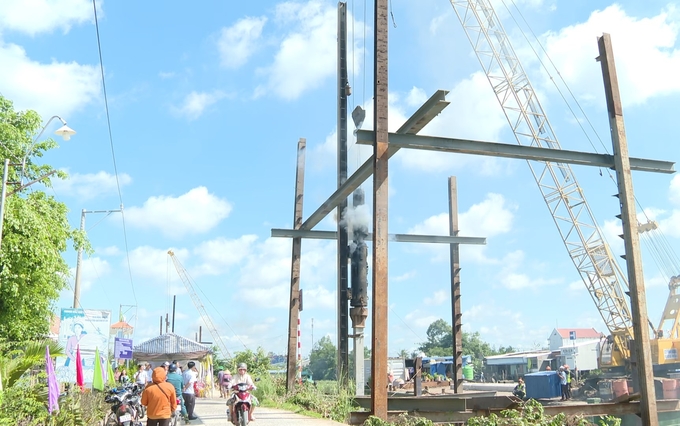 Xây dựng kè chống sạt lở kênh 28 nhằm phòng chống sạt lở, ổn định đời sống dân sinh. Ảnh: Kim Nữ.