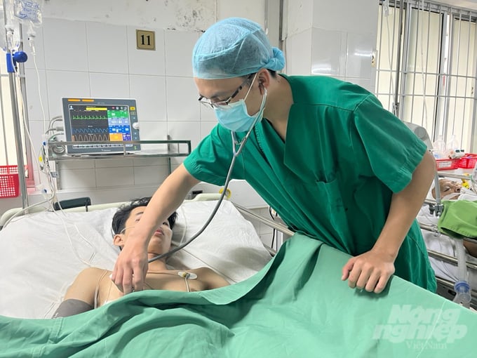 Hiện tại, bệnh nhân tiếp xúc được, dấu hiệu sinh tồn ổn định, phổi thông khí rõ hai bên, bụng mềm, da niêm hồng đang được theo dõi và điều trị. Ảnh: Lê Hoàng Vũ.