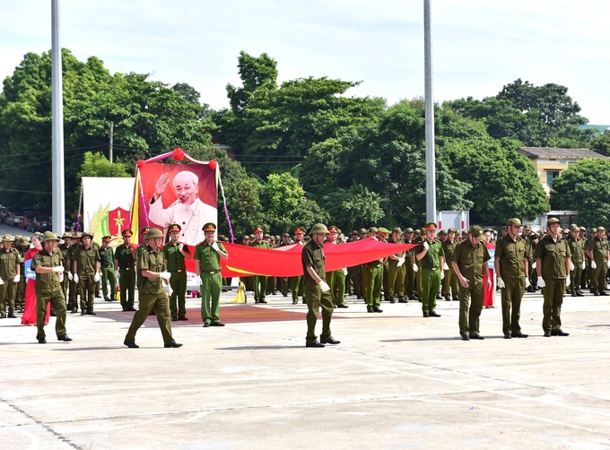 z5590373801701_6b3d235840b12f6f487ff1339dadd935-115500_188-115501.jpg Tỉnh Tuyên Quang ra mắt 1.731 tổ bảo vệ an ninh, trật tự ở cơ sở. Ảnh: LT.