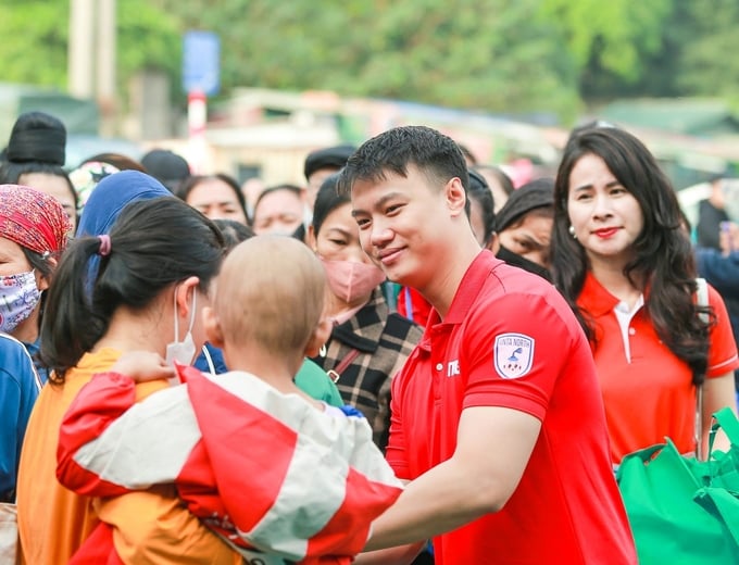 Ngoài chăm lo cho con người trong tổ chức, ROX Group còn chăm lo cho những người yếu thế trong cộng đồng. Ảnh: ROX Group.