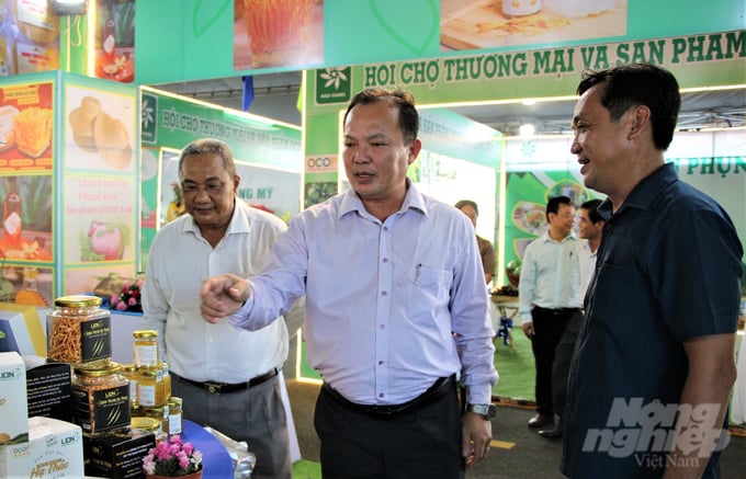 Hội chợ Thương mại và sản phẩm OCOP Hậu Giang năm 2024 với quy mô trên 300 gian hàng, là điểm đến hấp dẫn để người dân và du khách tới tham quan mua sắm, kích cầu tiêu dùng. Ảnh: Trâm Anh.