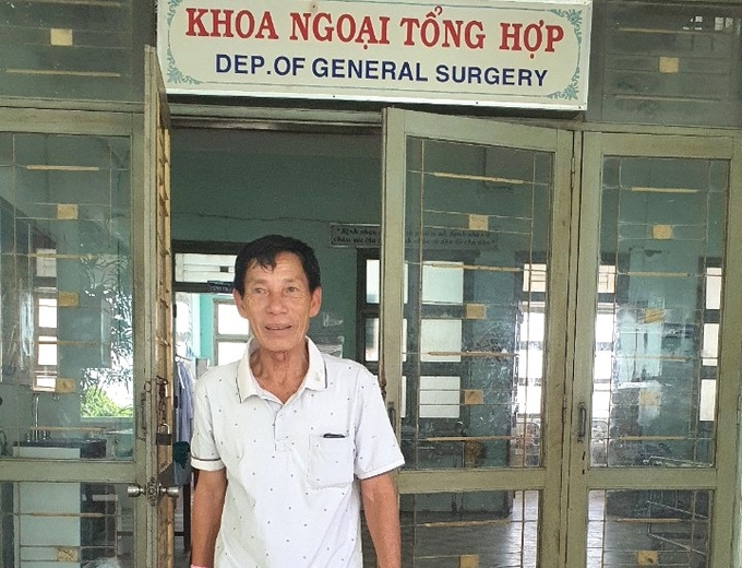 4-111837_730.jpg Mới mổ xong mà mà đến bữa ăn ông Rõ phải tự ra ngoài lấy cơm dịch vụ mang tới. Ảnh: V.Đ.T.
