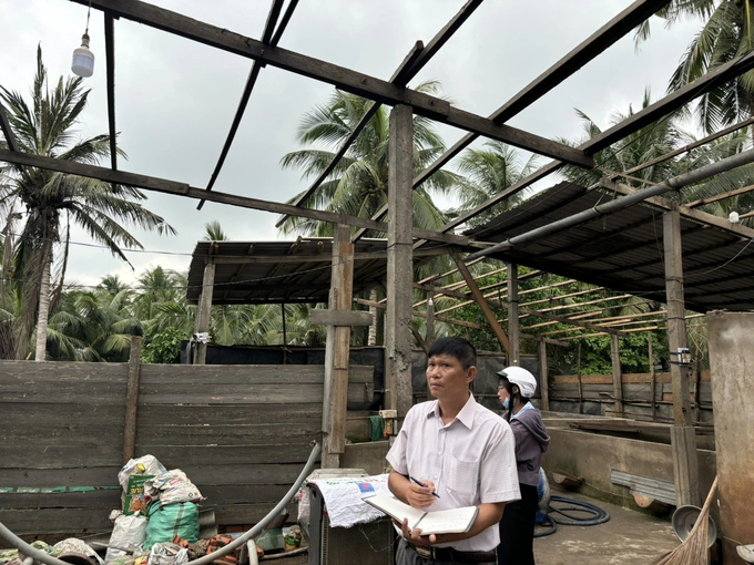 Chính quyền địa phương thống kê thiệt hại do dông lốc gây ra chiều 2/7. Ảnh: HT.