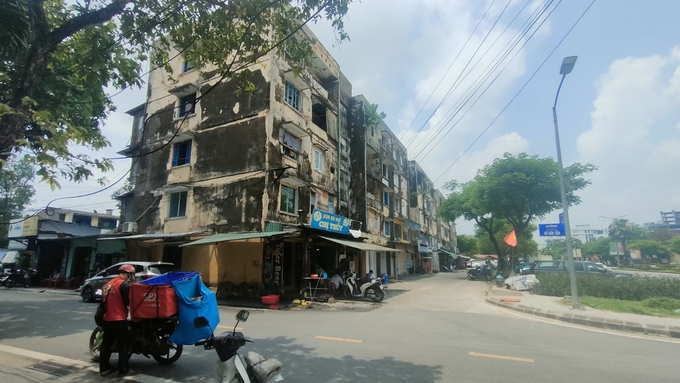 dong-da5-161719_587.jpg Chung cư Đống Đa xây dựng từ lâu nên xuống cấp nghiêm trọng. Ảnh: Ngọc Minh.