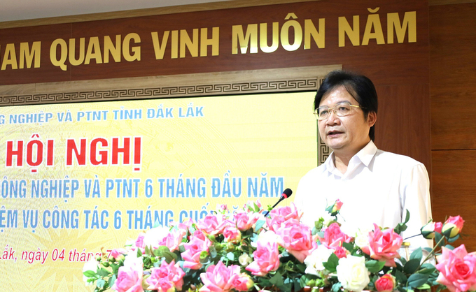 z5601293063116_a7aafe74c239a0ee30c711b7631a96a8-153844_135.jpg Ông Nguyễn Hoài Dương, Giám đốc Sở NN-PTNT tỉnh Đắk Lắk cho biết, nông nghiệp là một trong 3 lĩnh vực quan trọng cần ưu tiên đầu tư, là nền tảng để phát triển kinh tế - xã hội của tỉnh. Ảnh: Quang Yên.