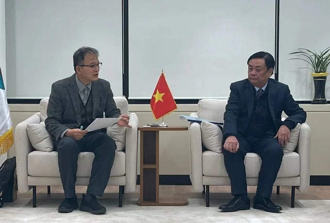 Minister of Agriculture and Rural Development Le Minh Hoan (right) met and worked with AFoCO General Director. Photo: ICD.