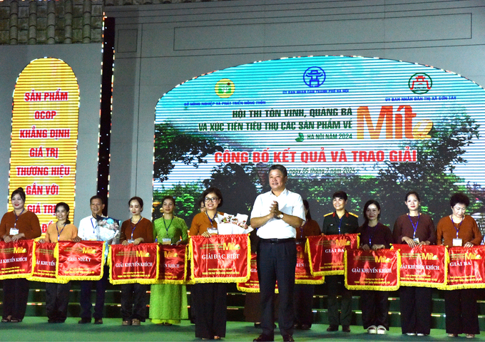 dsc_9798-215555_127.jpg Giải đặc biệt thuộc về đội xã Cổ Đông, thị xã Sơn Tây. Ảnh: Dương Đình Tường.