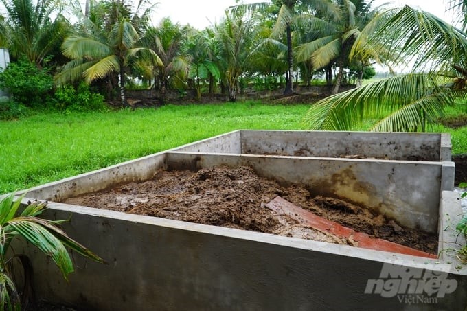 Taking advantage of resources from projects, Soc Trang supports farming households to collect animal waste into compost holes to reuse as fertilizer for plants. Photo: Kim Anh.