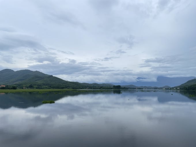 z5605629091626_70ce42febf305df3582c635c23b7810d-210630_896.jpg Hồ có lưu lượng nước lớn, cung cấp nước tưới tiêu cho 13 xã, thị trấn trên địa bàn. Ảnh: Hùng Khang