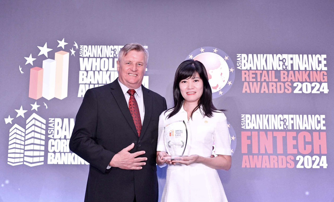 anh-best-sme-091813_174.jpg Đại diện BIDV nhận giải thưởng 'Ngân hàng SME tốt nhất Việt Nam' lần thứ 7 liên tiếp.