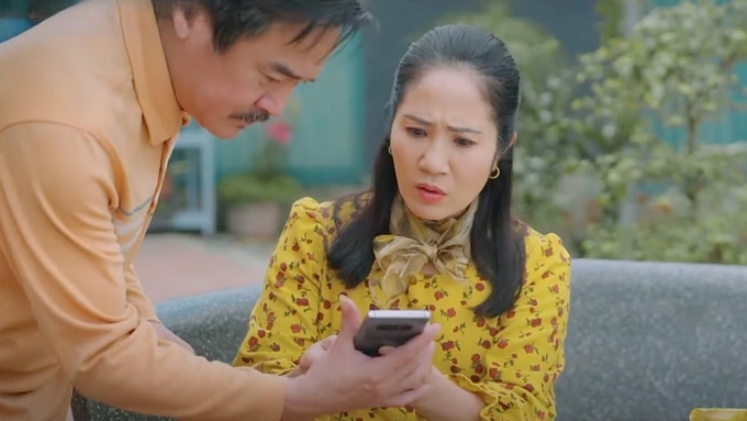 truc-tiep-nhung-neo-duong-gan-xa-tap-31-tren-vtv1-hom-nay-8-7-160520_40.jpg Ông Báu, bà Châu bất ngờ khi nhận tiền từ con trai. Ảnh CMH