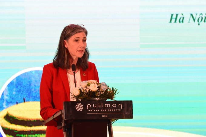 z5613878526813_0f2598baad92aba93d49ebea626a4646-183124_481.jpg Bà Ramla Khalidi, Trưởng đại diện thường trú, Chương trình Phát triển Liên hợp quốc (UNDP) tại Việt Nam chia sẻ tại Hội nghị. Ảnh: Linh Linh.