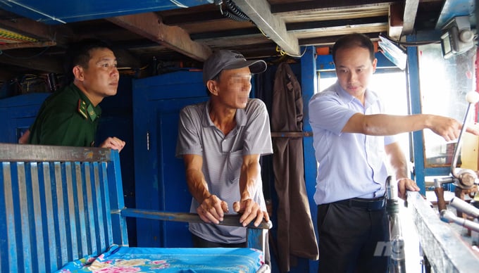 The investigation team from the Border Guard Command of Ba Ria - Vung Tau province and the provincial police worked with the suspect N.B (center). Photo: Quang Tien.