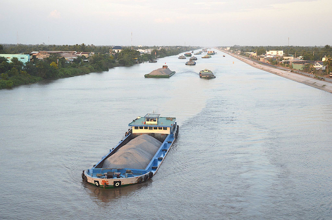 fad70667b543171d4e52-170742_520.jpg Sau gần 10 năm 'treo', năm 2021 Dự án Nâng cấp, mở rộng kênh Chợ Gạo (giai đoạn 2), tỉnh Tiền Giang được khởi công với tổng mức đầu tư hơn 1.335 tỷ đồng. Ảnh: Minh Đảm.