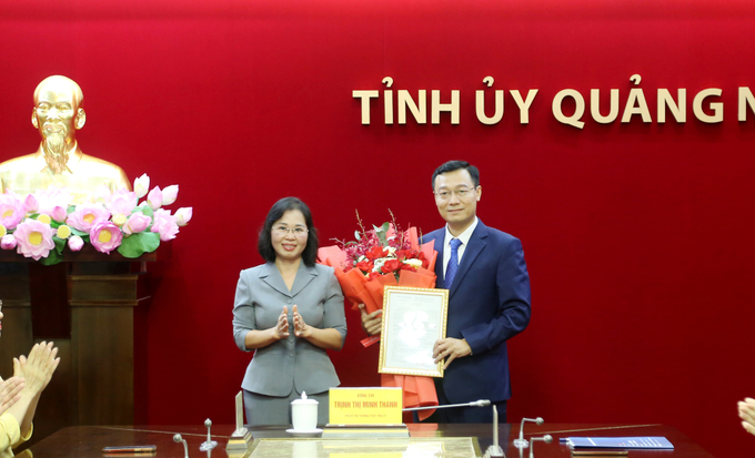 Bà Trịnh Thị Minh Thanh, Phó Bí thư Thường trực Tỉnh ủy Quảng Ninh, trao quyết định bổ nhiệm ông Nguyễn Thế Lãm, giữ chức vụ Giám đốc, Tổng Biên tập Trung tâm Truyền thông tỉnh. Ảnh: Báo Quảng Ninh
